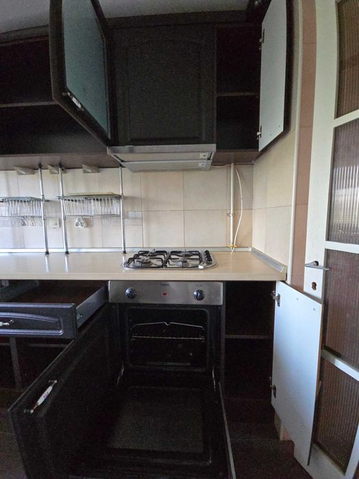 Mobila bucatarie la comanda, include plita pe gaz, cuptor, hota si chiuveta, culoare inchisa