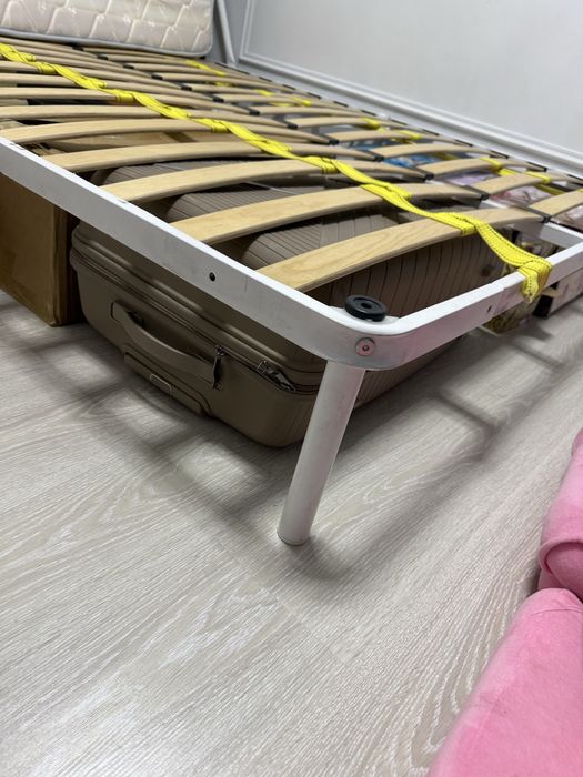 Кровать с матрасом