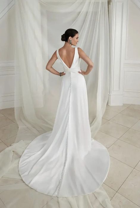 Луксозна A-линия булчинска рокля от копринен сатен