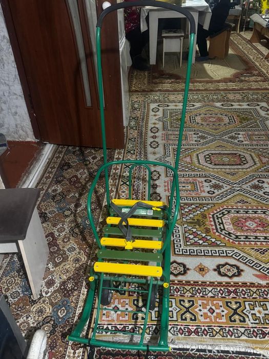 Продаётся детские санки с колёсами