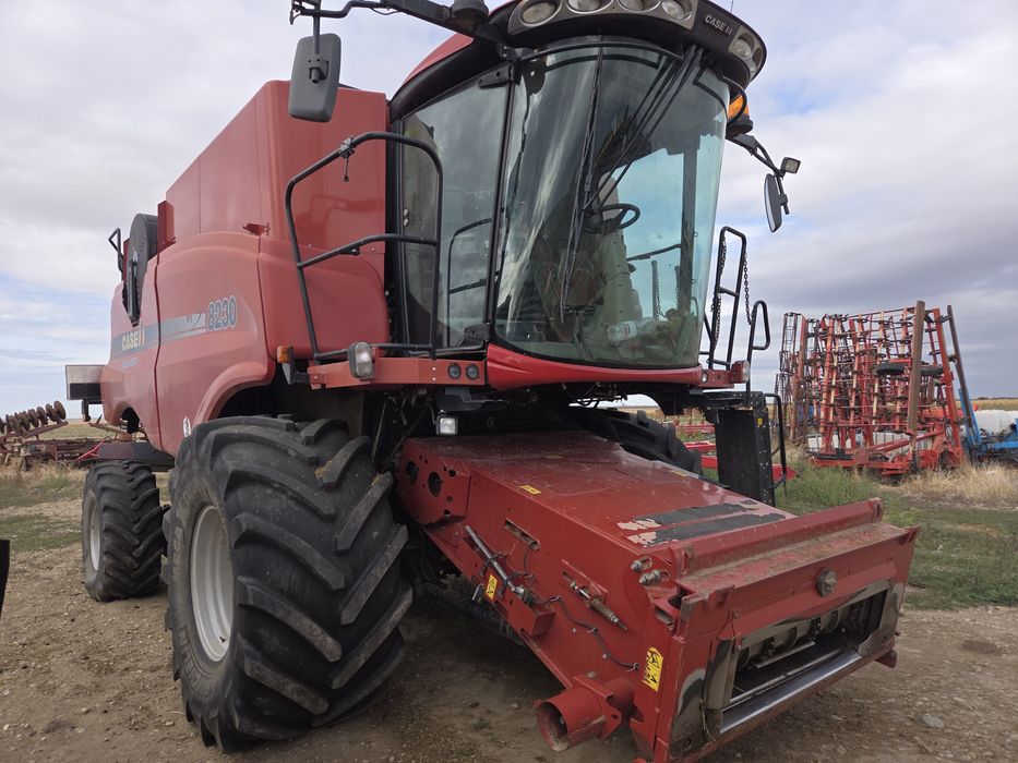 Vand combină CASE 8230 și  2388