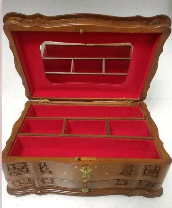 Винтажная шкатулка для украшений..