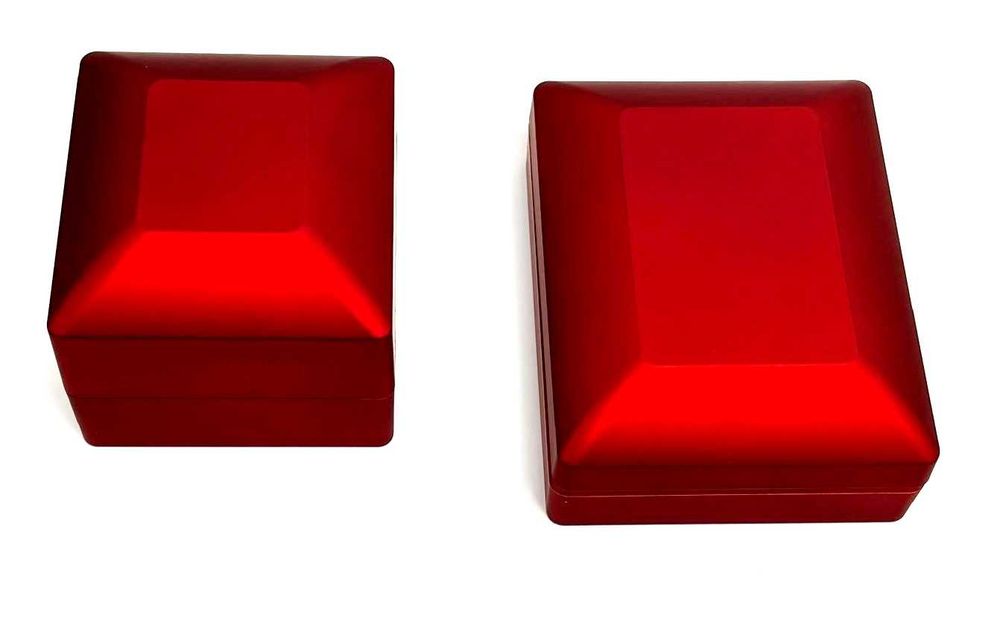 set 2 x cutie bijuterii design elegant,interior catifea, iluminare LED