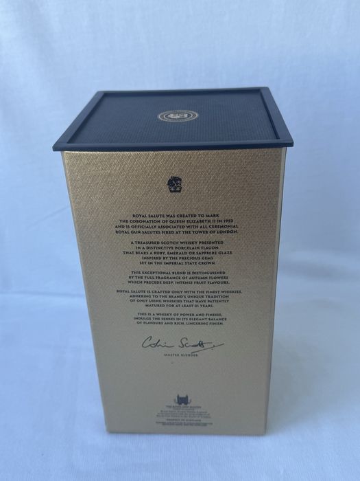 Празна бутилка и кутия от уиски Chivas Royal Salute 21 Year , Роял Салют Блендед