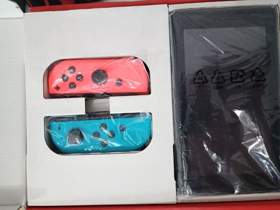 Vând Nintendo switch stare excelenta  fara zgârieturi cu toate accesoriile in afara de strap uri