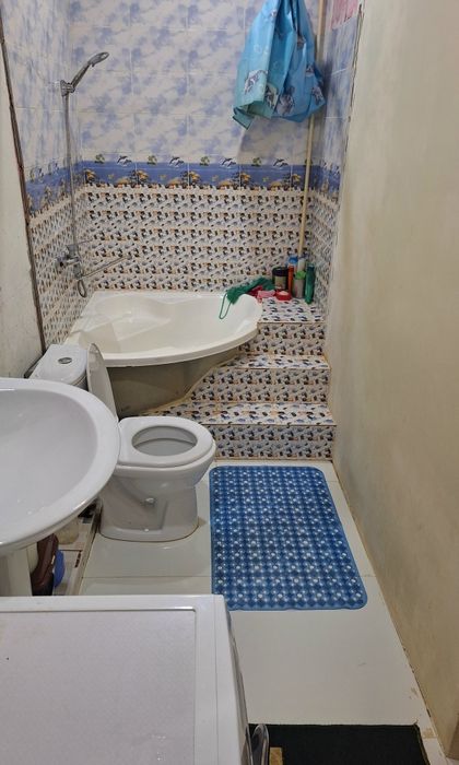 Обмен бор, Арзонга Эски шахарда Ховли сотилади, 3 хонали кв. Бартер бу