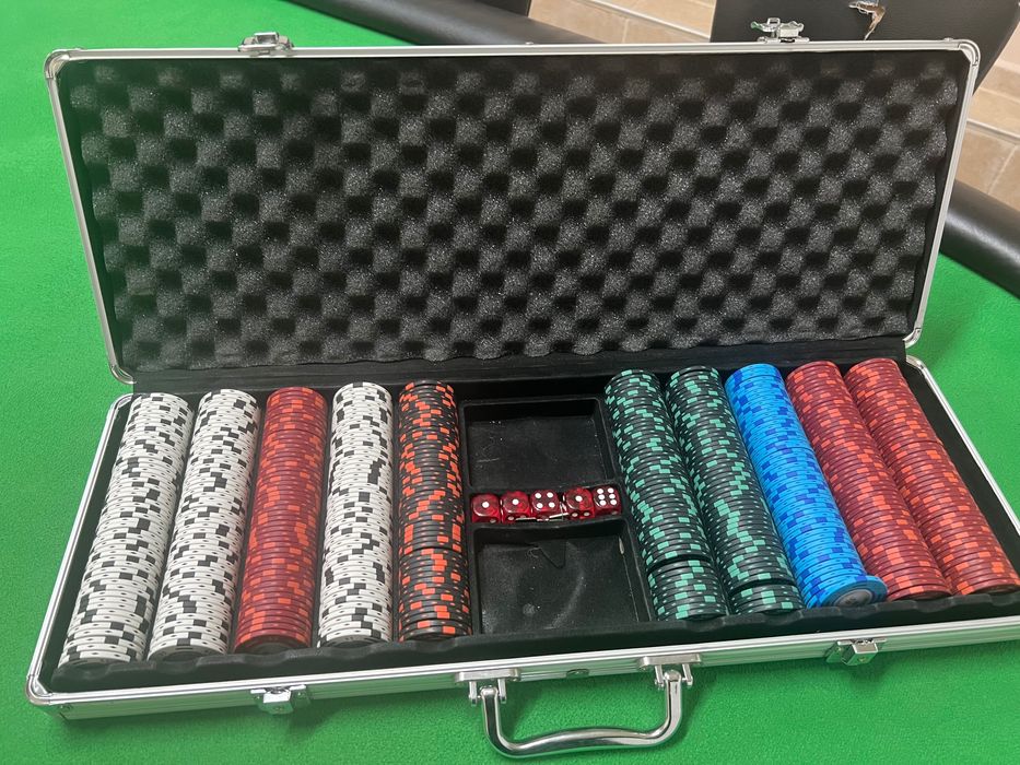 Маса+ чипове + 9 стола