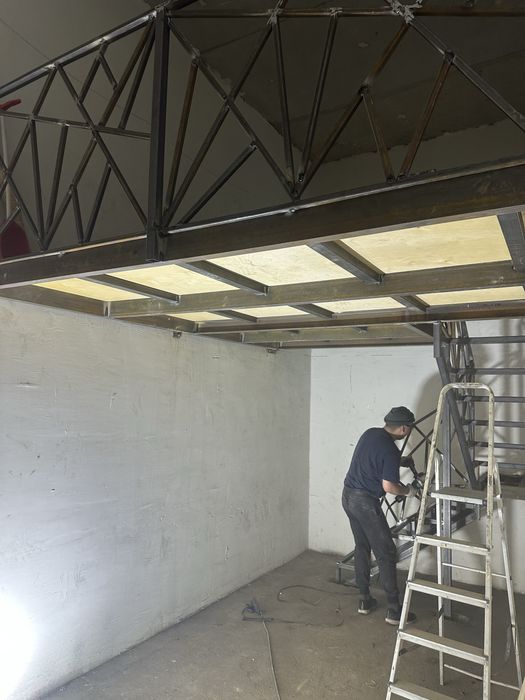 Антресольный этаж,сварщик