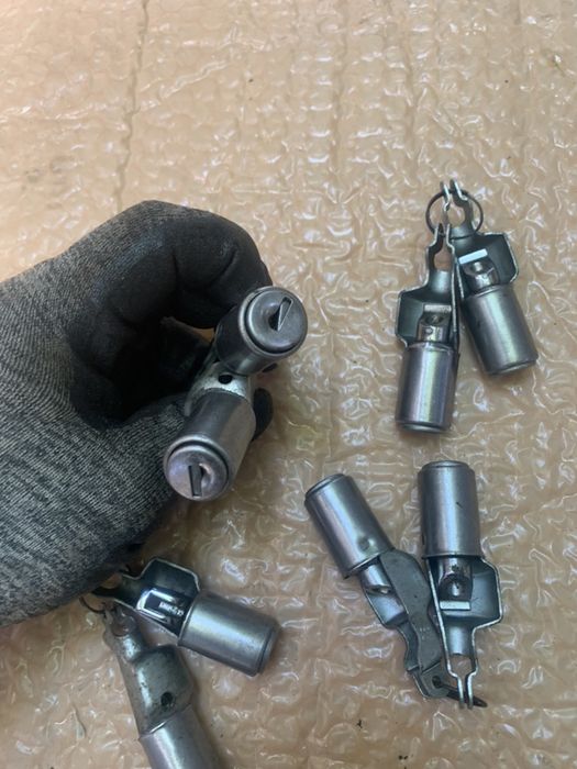 Vand butuci usa pt Dacia 1300-fara cheie