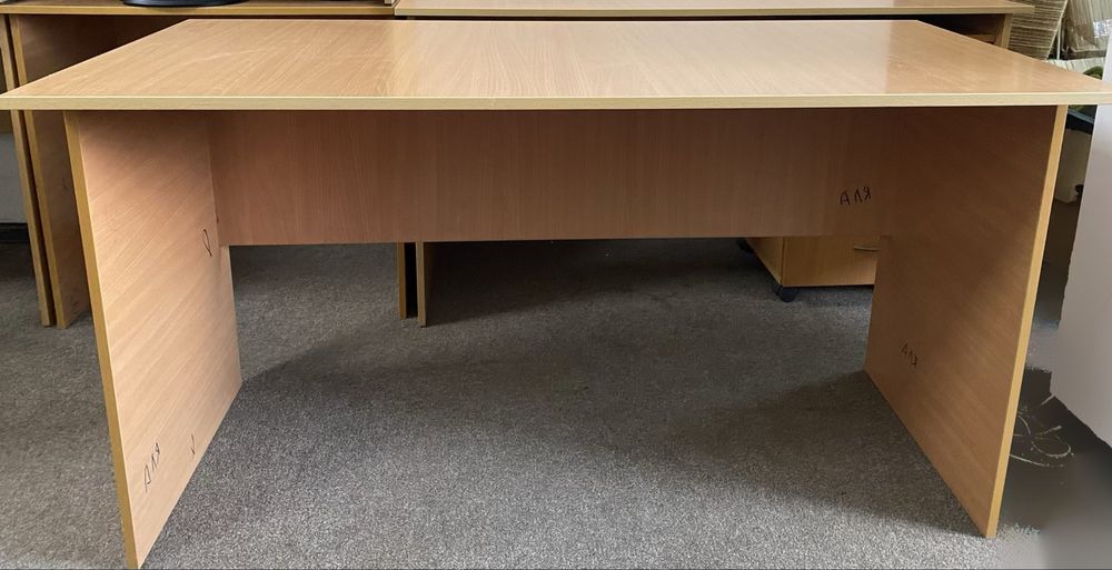 Деревянные столы,тумбочка