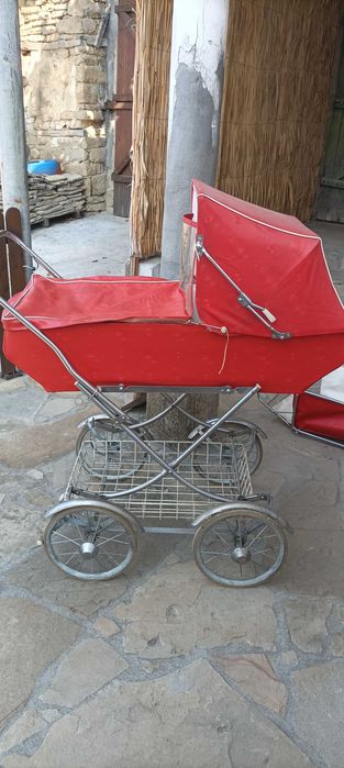 Бебешка ретро количка със зимен и летен кош, запазена за времето си .