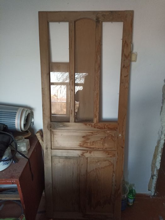 Yogʻoch eshi sotiladi.