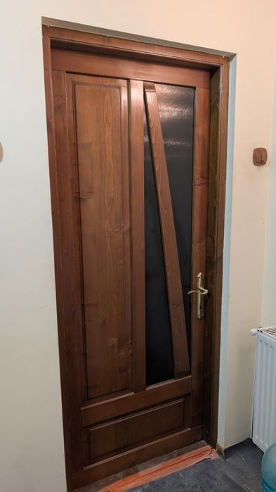 Uși din lemn cu sticlă mată