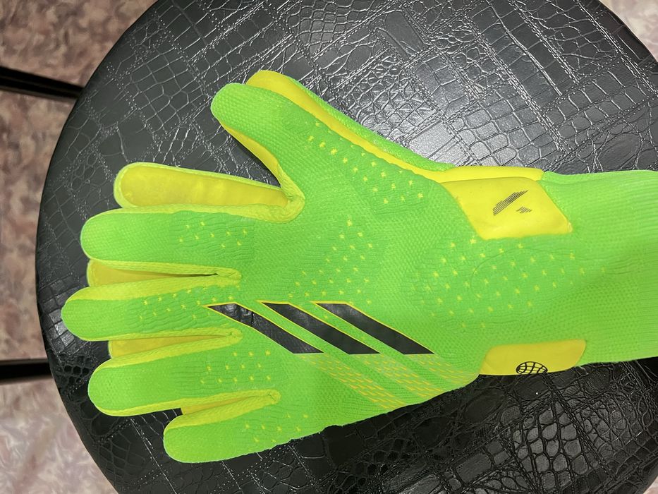 Продам вратарские перчатки