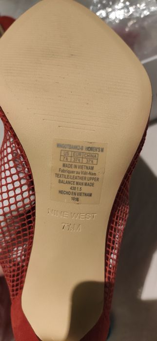 Vând sandalele  NINE WEST