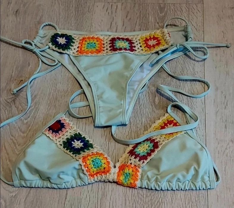 Vând costum de baie