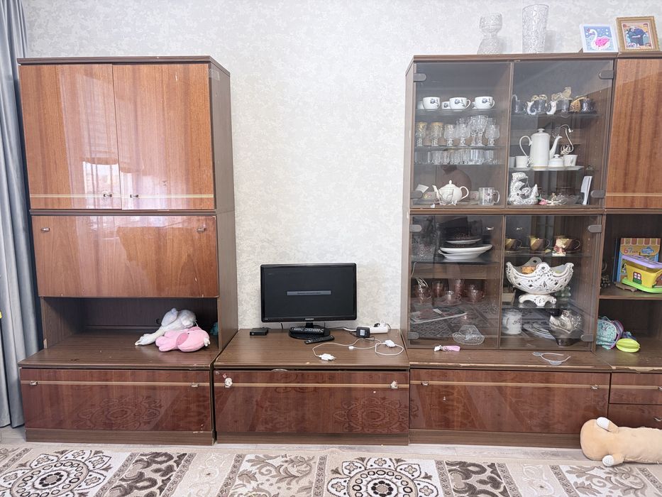 Продам 5 тыс срочно стенка , Немецкая, самовывоз