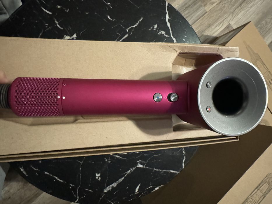 Feon Dyson Fuchsia si Roz