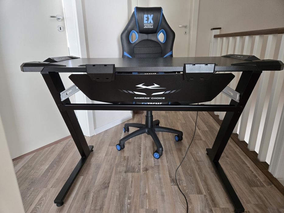 Vând birou si scaun gaming