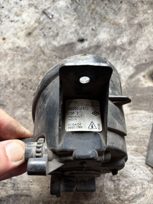 Продам  противотуманку на рено