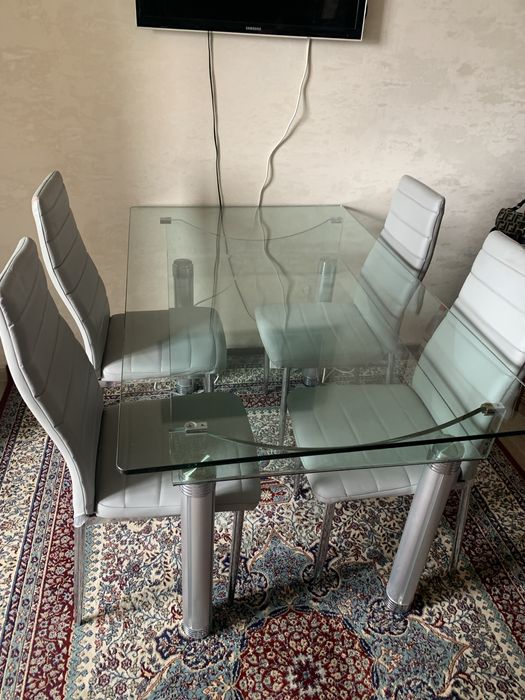 Стол стеклянный.