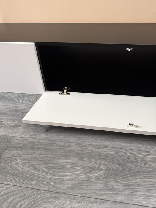 Шкаф бял Гланц черен мат