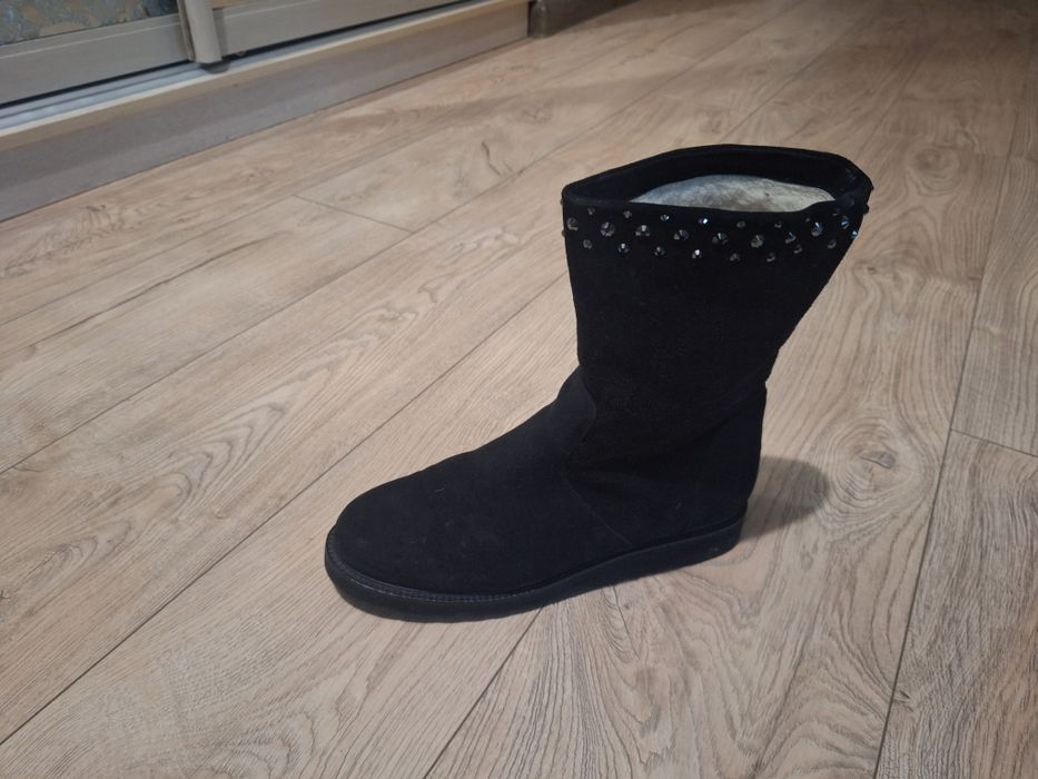 Продам женские ботинки