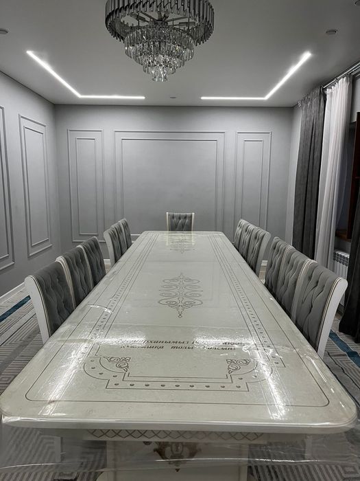 Стол со стульями