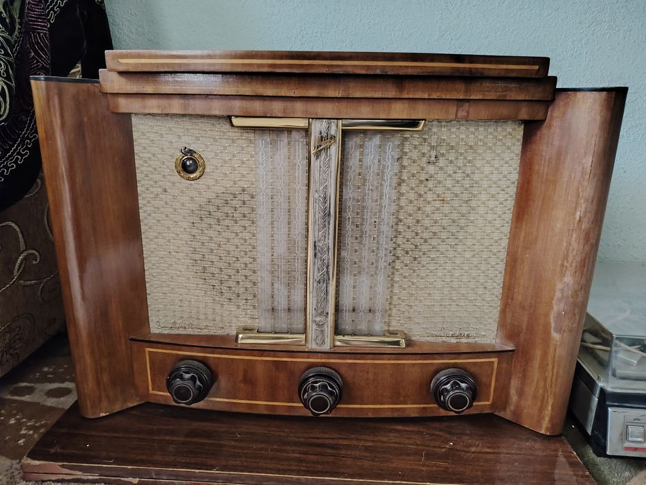 Редкая радиола "Мир".