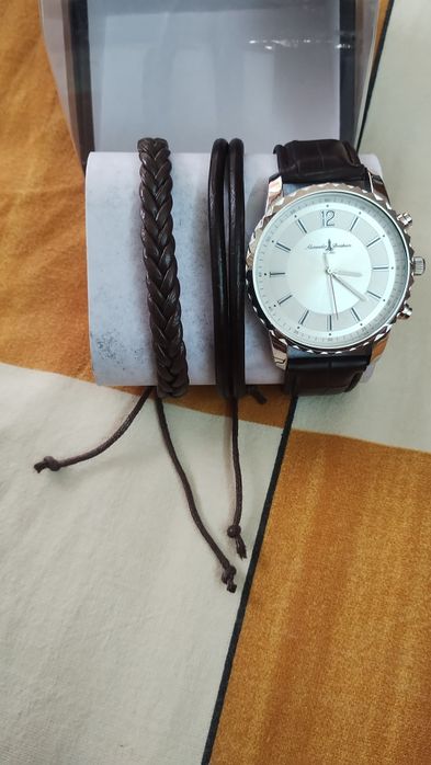 Чисто нов мъжки часовник с две кожени гривни.Отворен само за тестване.