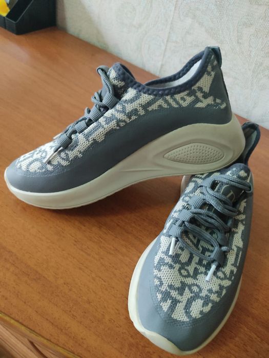 Продам НОВЫЕ женские  кроссовки