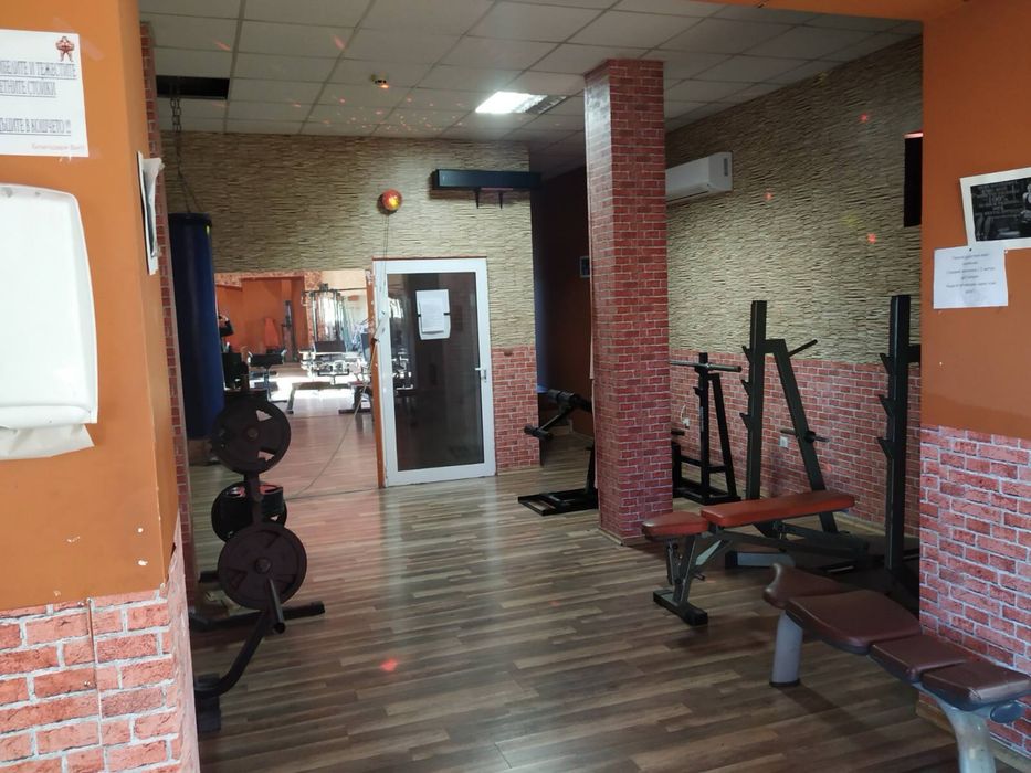 Продавам Фитнес / Бизнес + оборудване/