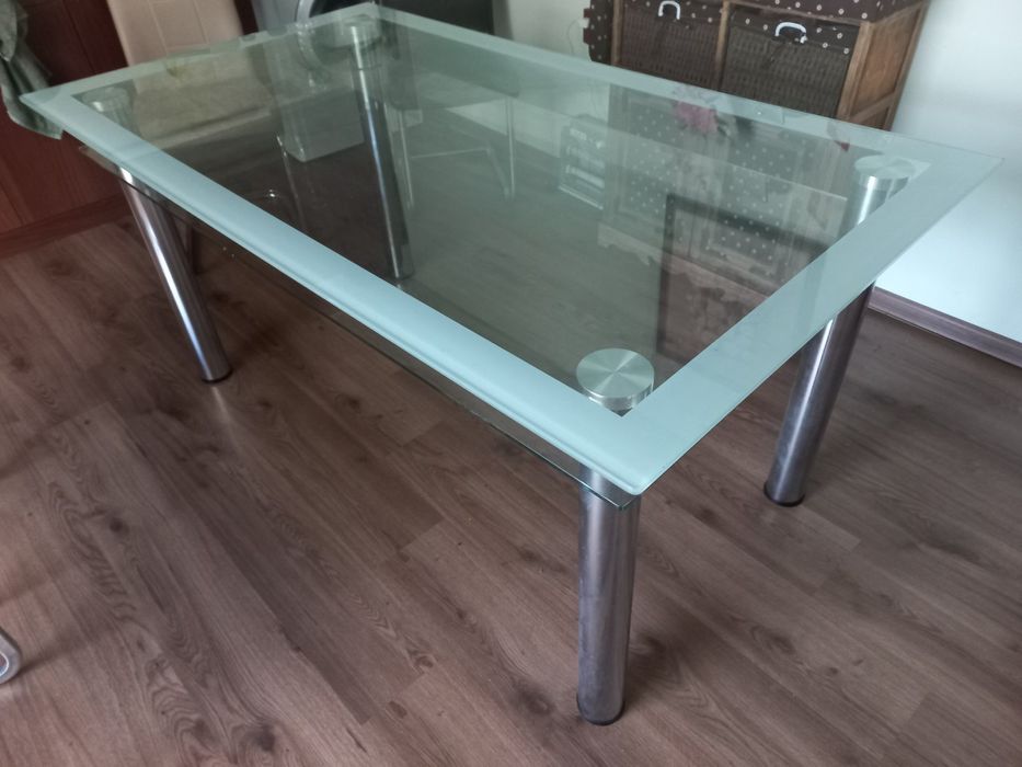 Стъклена маса за трапезария