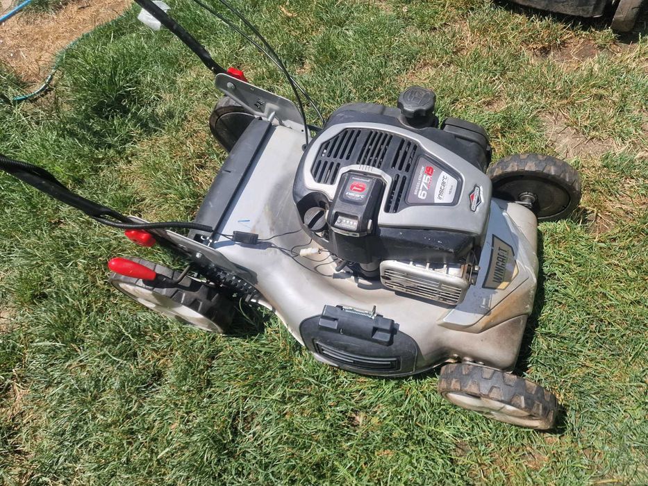 Masina de tuns gazon 4cp +tractiune stare buna Briggs pornire la buton