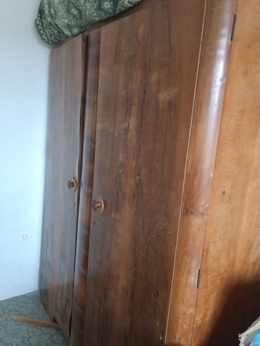 Ретро гардероб от орех