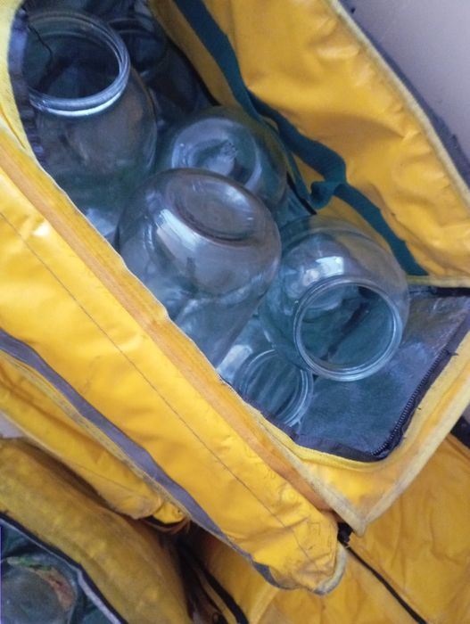 Продам 2 л банки целые