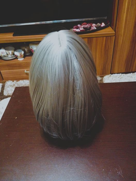 Peruca sintetică gri deschis