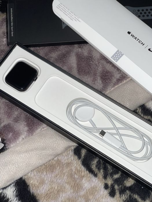 Смарт-часы Apple Watch Nike SE 40 мм серый