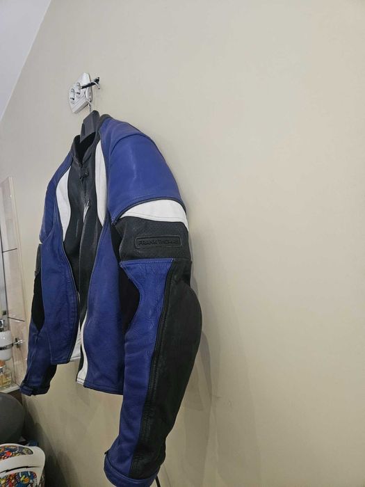 Мото кожени екипи от две части.