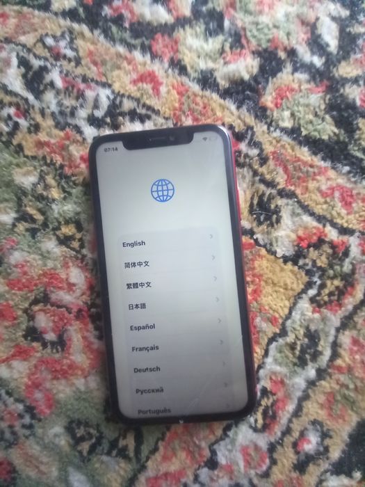 Dând IPhone 11 culoare roșie