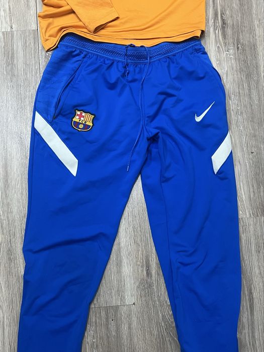 Екип на Barca.