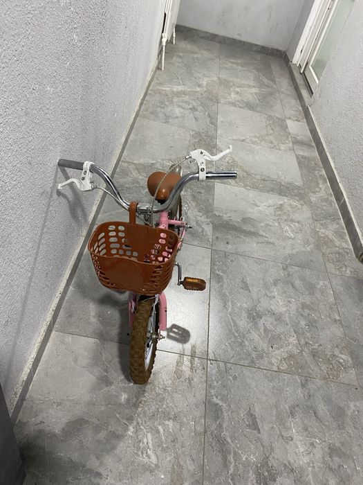 Детский розовый велосипед