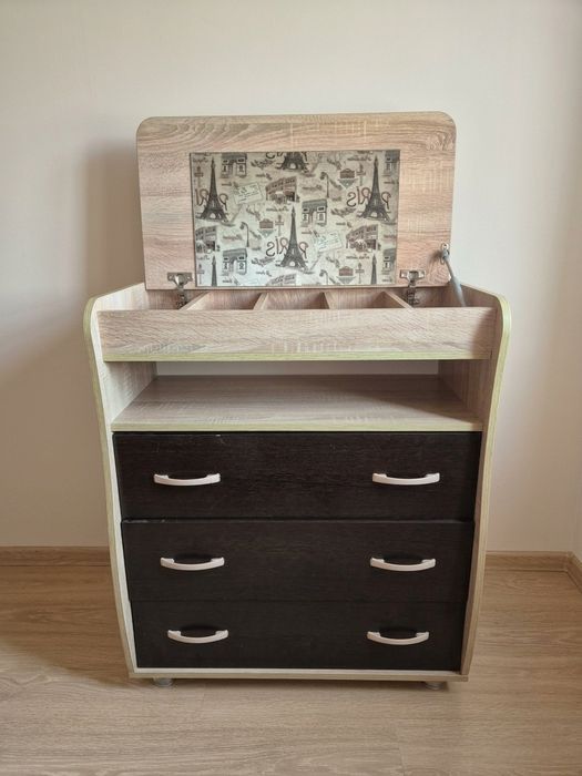 Шкаф и столик с зеркалом