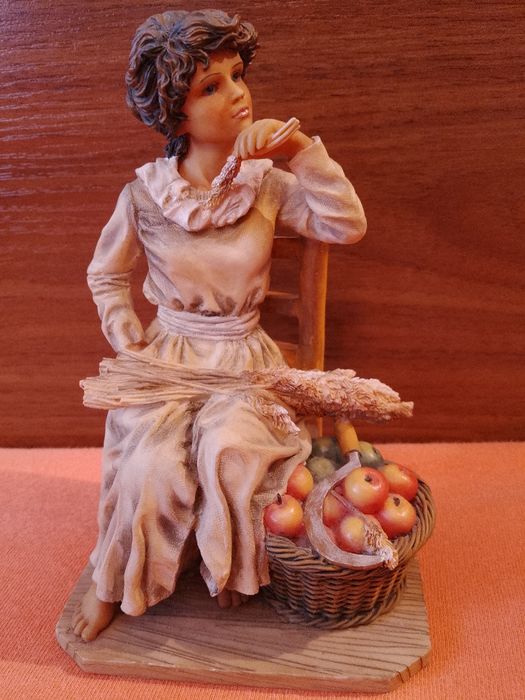 Две фигури "Зимна реколта" и "Котета"