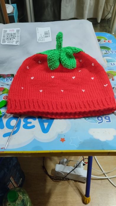 На осень шапочка клубничка