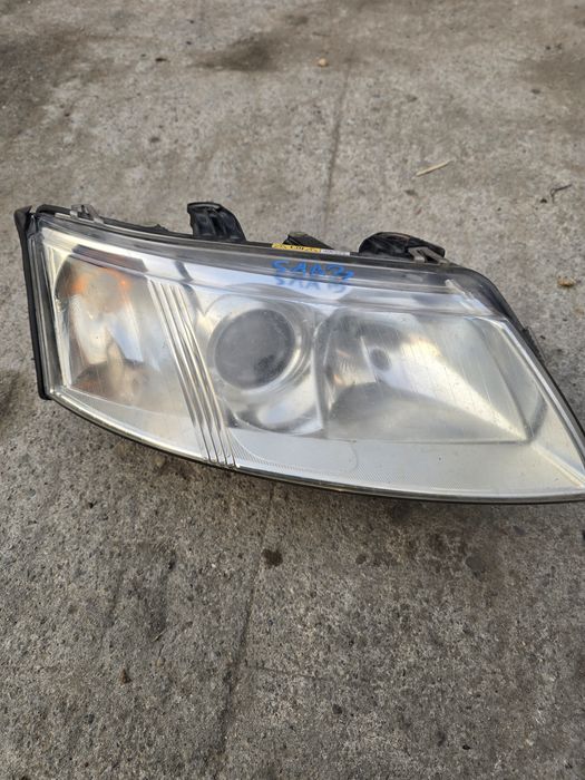 Far dreapta xenon Saab 93.