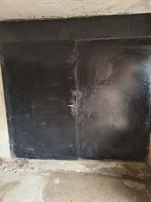 Продавам метална гаражна врата 240х230