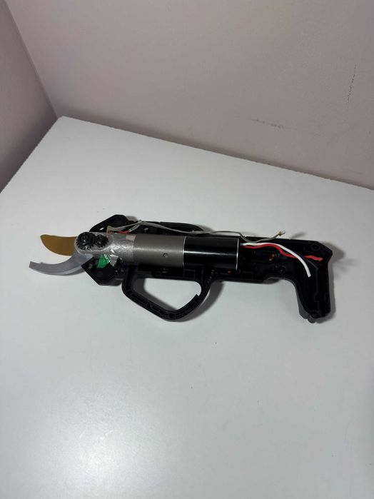 Foarfeca de gradina Worx WG330E motor cu lama noua