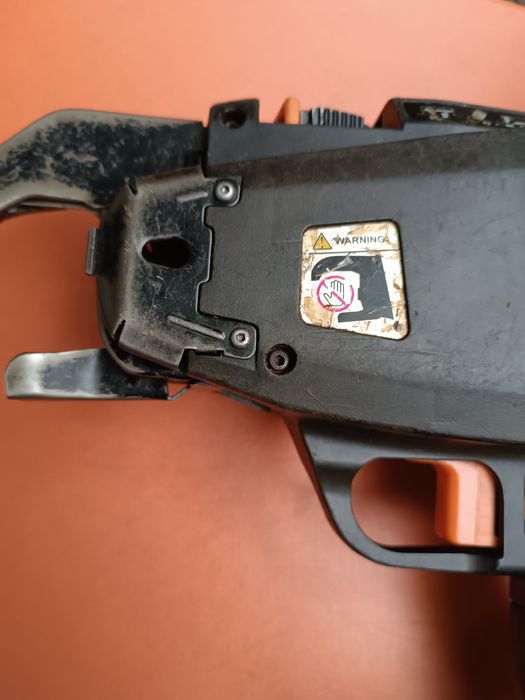 Pistol legat cu sarma