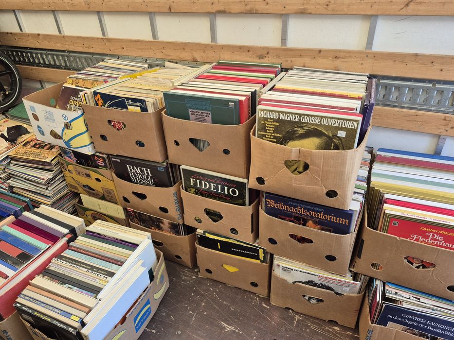 Vând lot de 150LP cu muzica clasica mixta Artiști celebrii 

1
